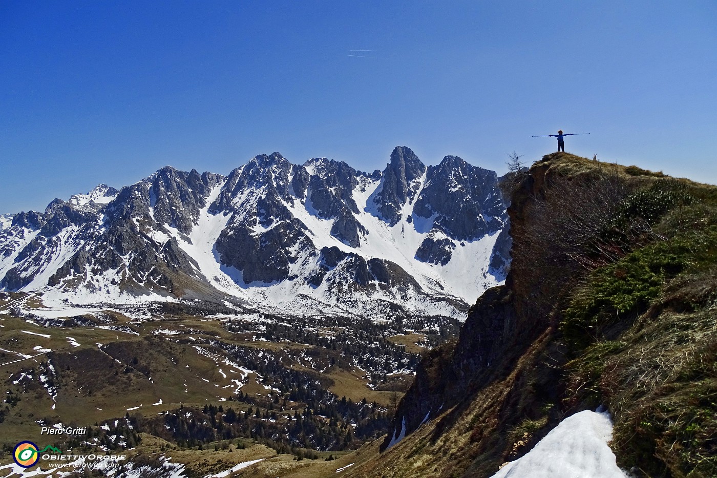 63 In cresta  sulla cima del Gardena con le Piccole Dolomiti Scalvine da sfondo.JPG -                                